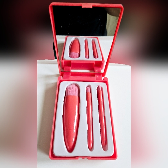 NWT COMPACT TRAVEL MAKEUP BRUSH SET: 3 BRUSHES + HARD SHELL CASE! - Picture 1 of 7